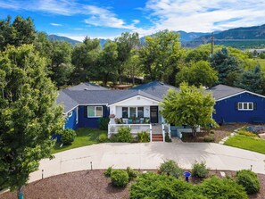 Exterior - Broadmoor Spacious 4-bd 3 bth house with Mountain View’s 3 mins to The Broadmoor (Colorado Springs)