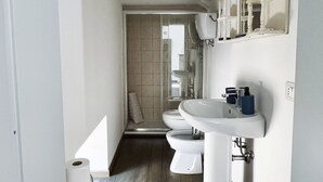 Ein Badezimmer mit Dusche, Toilette und Waschbecken.