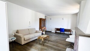 Ein Wohnzimmer mit Sofa, Couchtisch und Schrank.