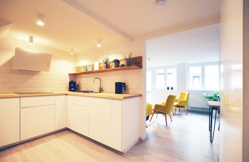 Cozy seaside apartment just steps from the seawall (pet friendly)