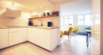 Cozy seaside apartment just steps from the seawall (pet friendly)