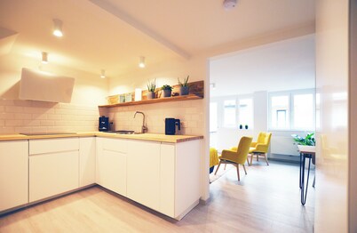 Cozy seaside apartment just steps from the seawall (pet friendly)