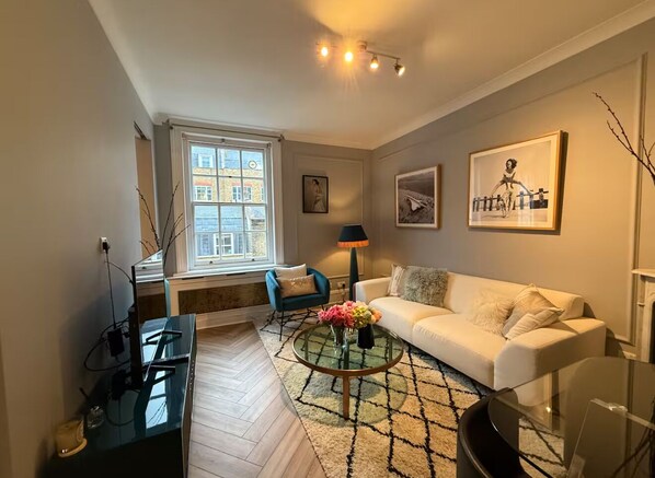 Living area - Stylish 1 bedroom in Mayfair (London)
