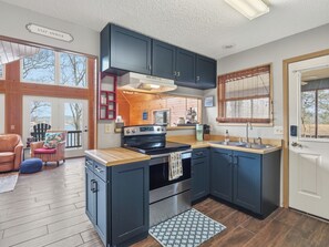 Fridge, microwave, oven, stovetop - Hideaway at Turtle Rock - secluded cove and year-round water! (Arley)