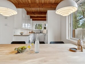 Kühlschrank, Mikrowelle, Geschirrspüler, Kochgeschirr/Geschirr/Besteck
