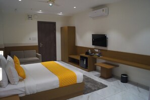 In-room safe, desk, laptop workspace, iron/ironing board - Solasta Stays (Pune)