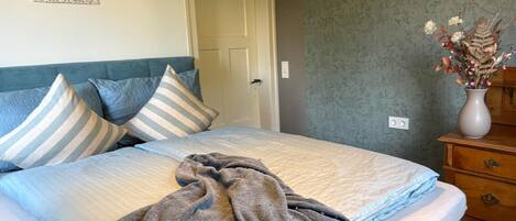 Een strijkplank/strijkijzer, wifi, beddengoed