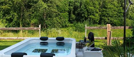 Outdoor spa tub