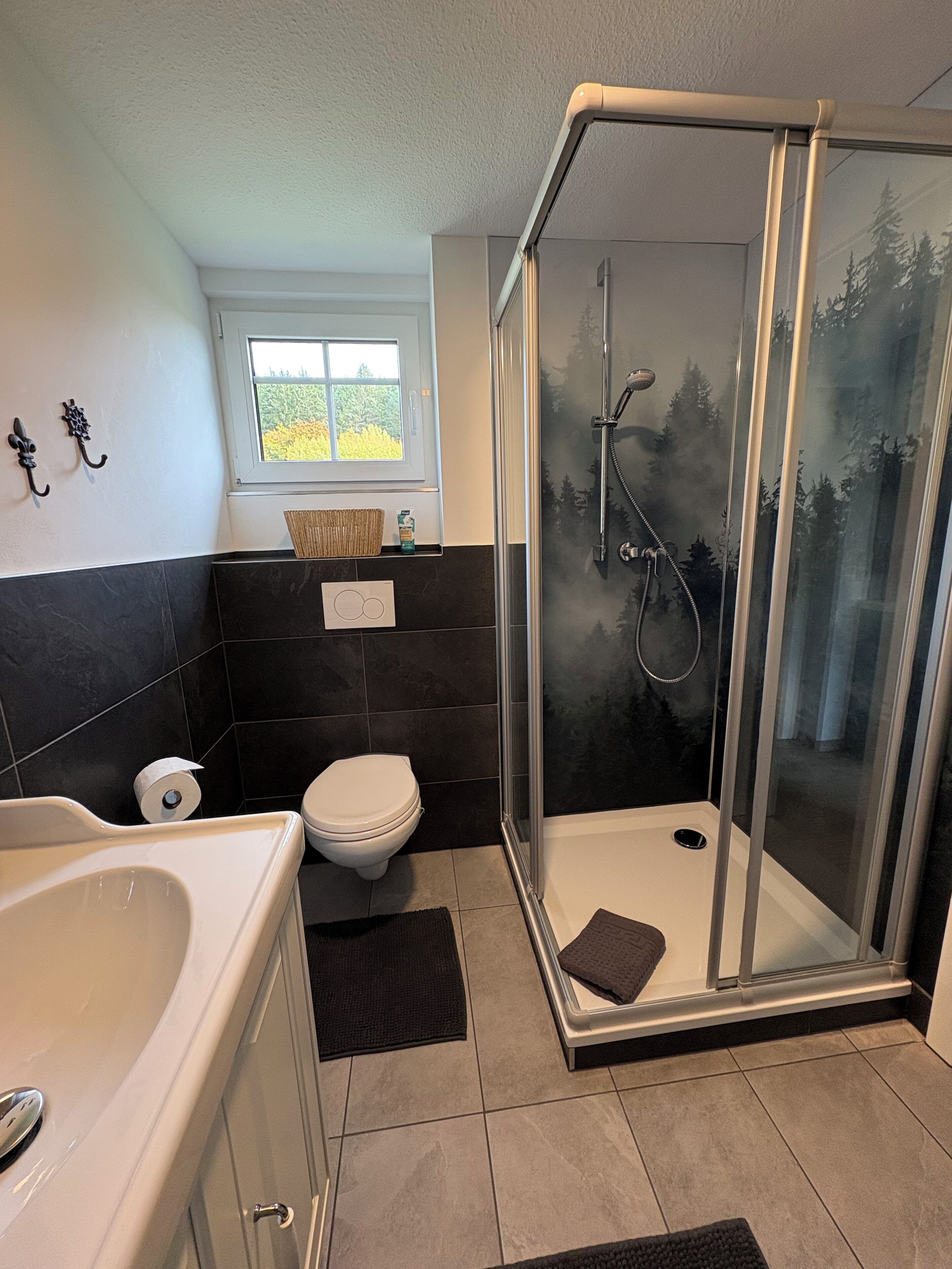 Een douche, een haardroger, handdoeken, zeep
