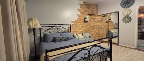 3 habitaciones, escritorio, tabla de planchar con plancha y wifi