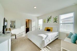 7 bedrooms, iron/ironing board, travel cot, free WiFi - Luxury 7BR Home w/ Pool & Spa Near Disney (Davenport)
