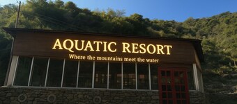 Aquatic resort