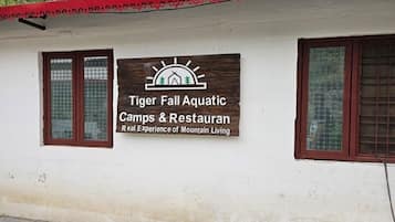 تفاصيل الفندق من الخارج