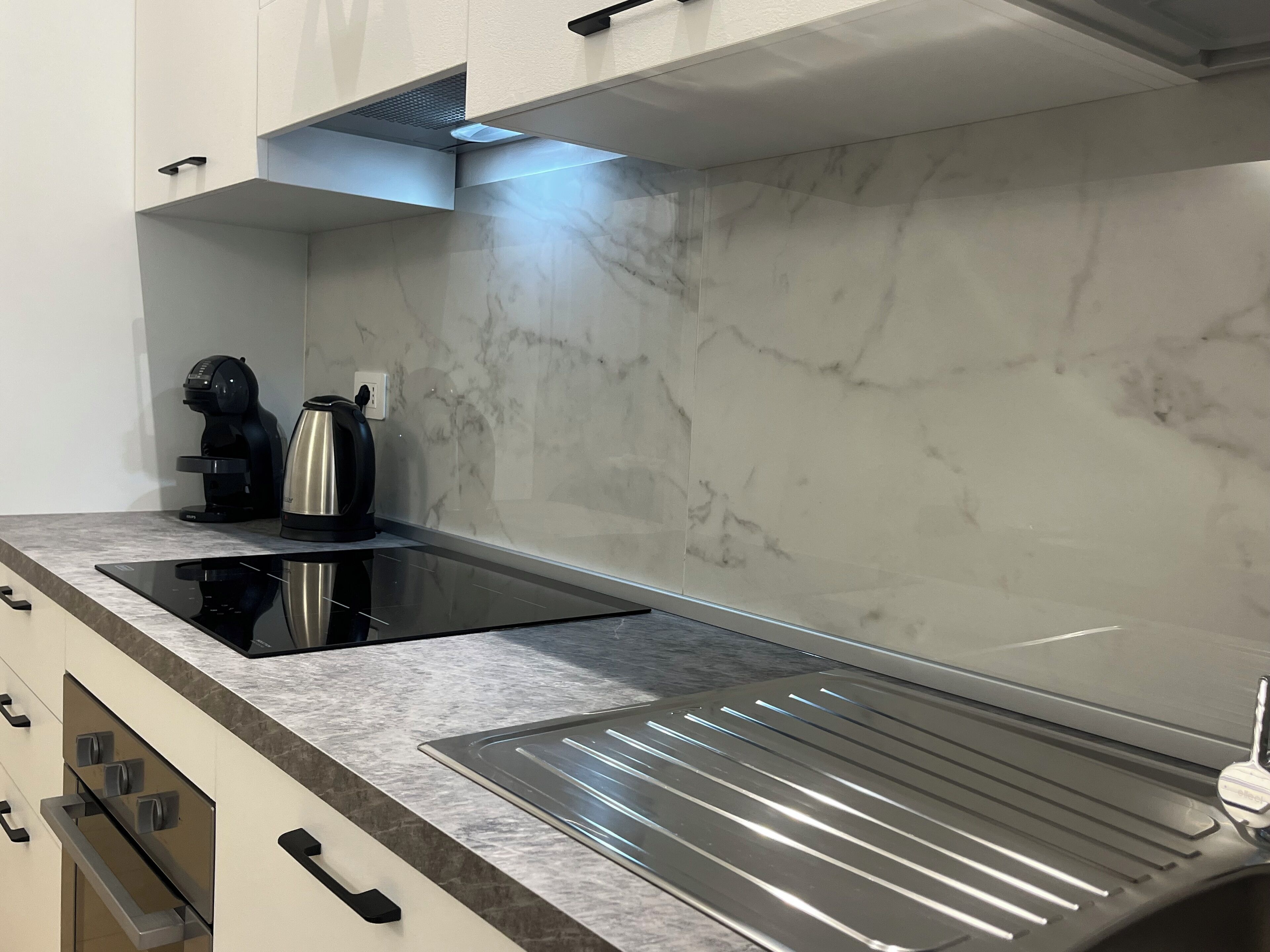 Refrigerador, horno, parrilla de estufa y lavavajillas 