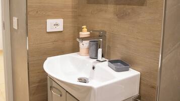 Doccia, asciugacapelli, bidet, asciugamani