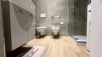 Doccia, asciugacapelli, bidet, asciugamani