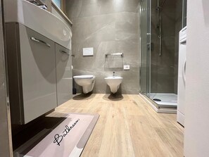 Douche, sèche-cheveux, bidet, serviettes fournies