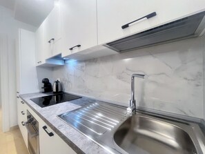 Réfrigérateur, four, plaque de cuisson, lave-vaisselle