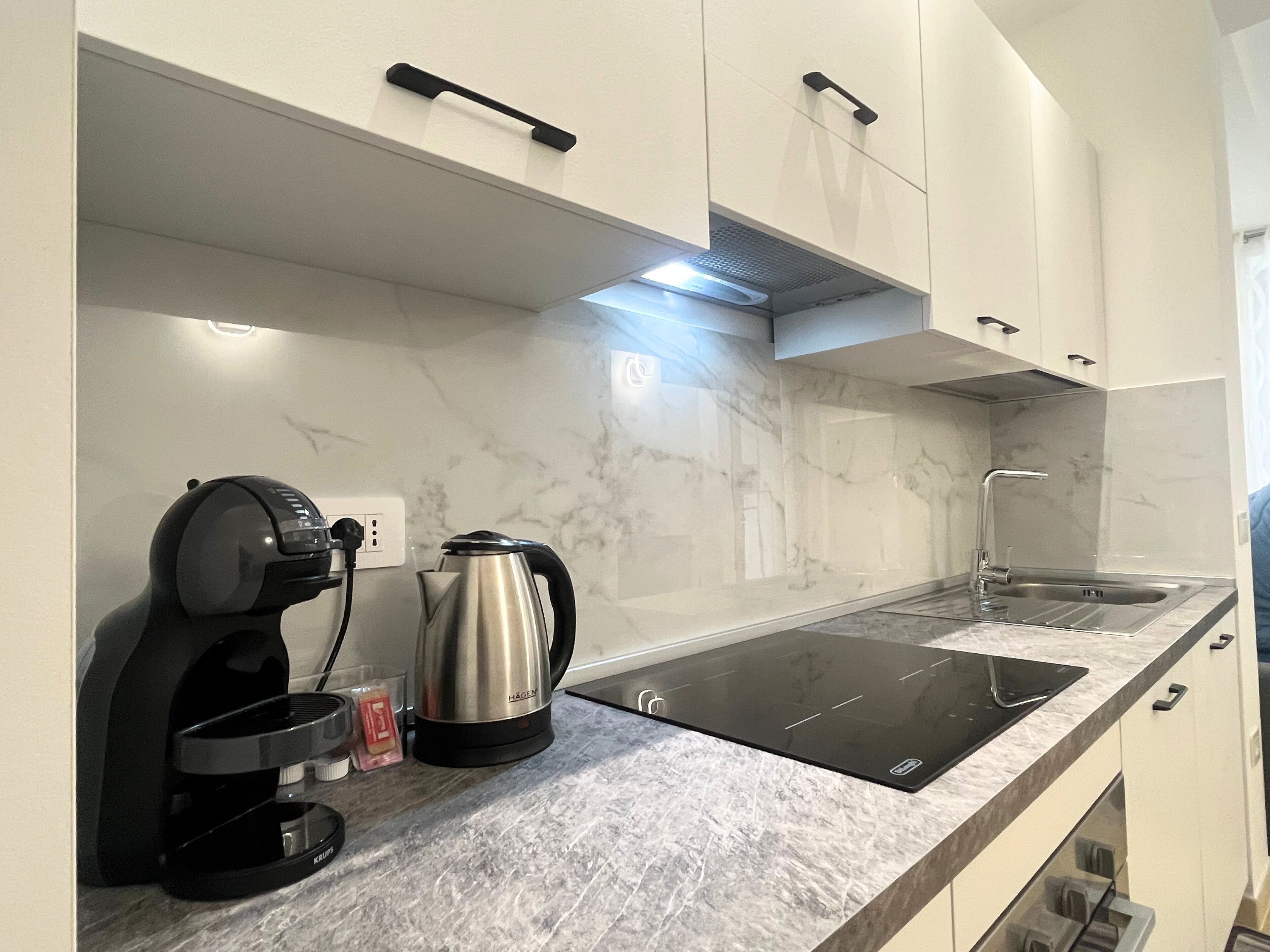 Kjøleskap, ovn, kokeplater og oppvaskmaskin