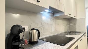 Kjøleskap, ovn, kokeplater og oppvaskmaskin