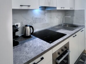Frigorífico, horno, placa de cocina y lavavajillas
