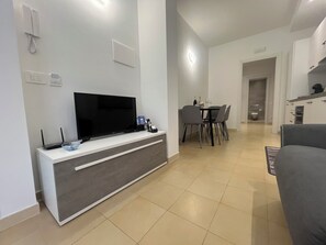 Smart TV, books - Blue Elpidio Center Apartment [Wi-Fi,Air Conditioning, Free Parking] (Porto Sant'Elpidio)