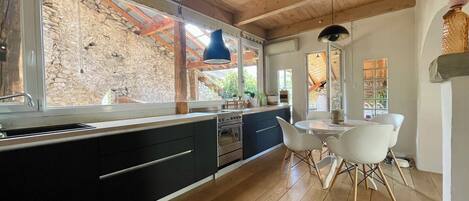 Réfrigérateur, un four, surface de cuisson, lave-vaisselle