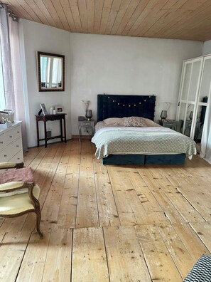 2 chambres, fer et planche à repasser, Wi-Fi, draps fournis