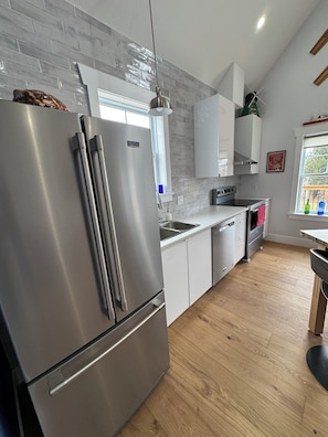 Frigorífico, microondas, horno y placa de cocina