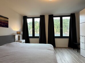 2 Schlafzimmer, Schreibtisch, Bügeleisen/Bügelbrett, Reisekinderbett