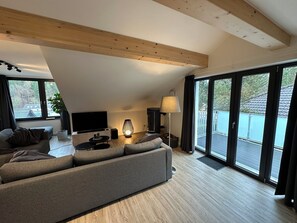 Smart-TV, Kamin, Stereoanlage