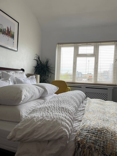 Room-a King Size Double Bedroom In In Le