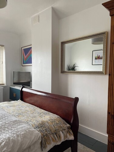 Room-a King Size Double Bedroom In In Le