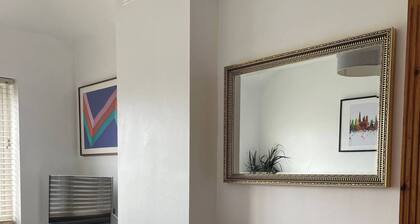 Room-a King Size Double Bedroom In In Le