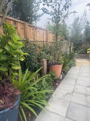 Dormitorio compartido, 1 habitación, fumadores, patio | Jardín