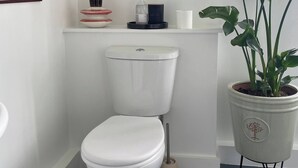 Unclassified image, 4 of 33, button - Room-a Large Kingsize Room To Rent (London)