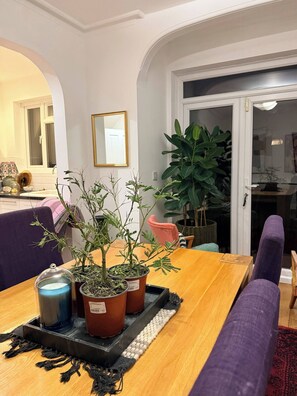 Shared Dormitory, 3 Bedrooms, Smoking, Patio | Living room - Room-a Large Kingsize Room To Rent (London)