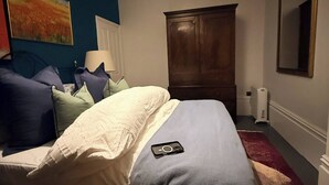 Unclassified image, 2 of 33, button - Room-a Large Kingsize Room To Rent (London)