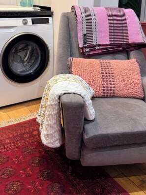 Shared Dormitory, 3 Bedrooms, Smoking, Patio | Interior - Room-a Large Kingsize Room To Rent (London)