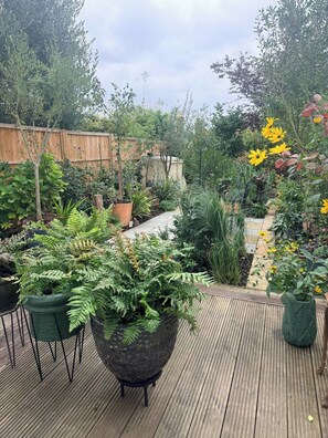 Shared Dormitory, 3 Bedrooms, Smoking, Patio | Garden - Room-a Large Kingsize Room To Rent (London)