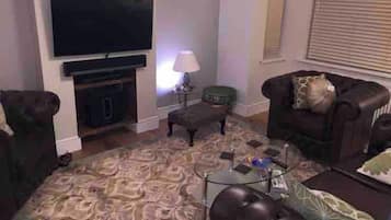 Shared Dormitory, 3 Bedrooms, Smoking, Patio | Living room