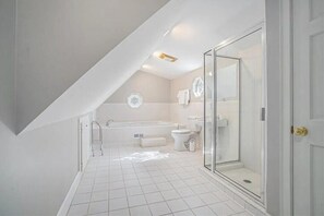 Shower, towels, soap, toilet paper - Spacious 8-bedroom house Hartwell near Cateechee Golf Course (Hartwell)