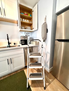 Microondas, horno, parrilla de estufa y lavavajillas