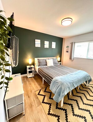 2 habitaciones, tabla de planchar con plancha, internet y ropa de cama