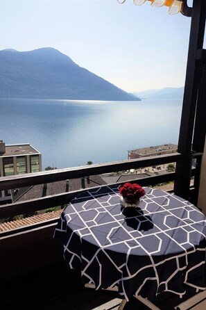 Outdoor dining - mit Bergblick by Interhome (Brissago)