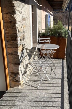 Outdoor dining - Rustico di vacanza nel nucleo di Moghegno by Interhome (Aurigeno)