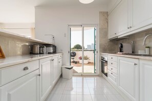 Fridge, microwave, oven, stovetop - Prainha L&A Penthouse, 3 Bedrooms (3 wc),2 ensuite, Sea Views, Avor, Private Park (Alvor)