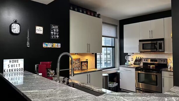 Een microgolfoven, een oven, een kookplaat, een vaatwasser