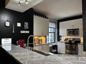 Four à micro-ondes, un four, surface de cuisson, lave-vaisselle