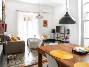 TV - Helle Dach-Maisonette mit riesiger Terrasse by Interhome (Sevilla)